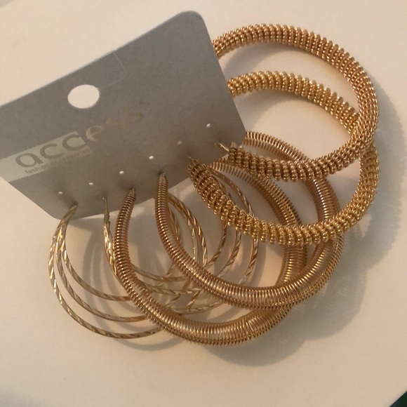 Jewelry - 🔥BOGO FREE Gold Earrings